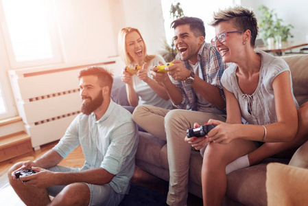 玩游戏的朋友照片