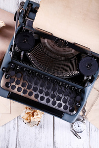 复古打字机的木桌前，顶视图