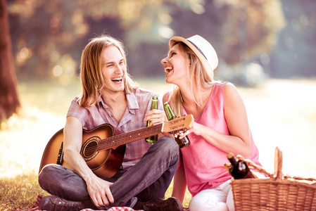 夫妇在野餐用的吉他