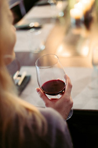 喝红酒女性举杯同红酒两杯红酒的男人和女人手中紧靠载歌载舞杂物用鲜