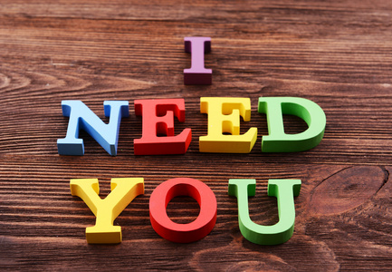 多彩木制字母图片