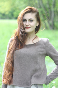 女孩在利沃夫在森林里的春天