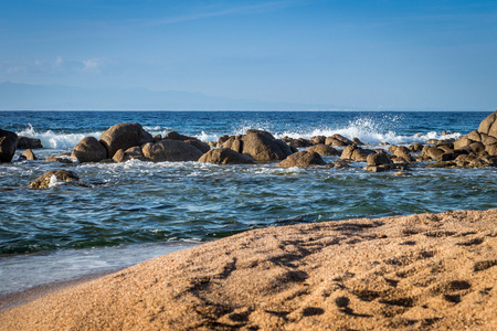 波浪和岩石在海滩