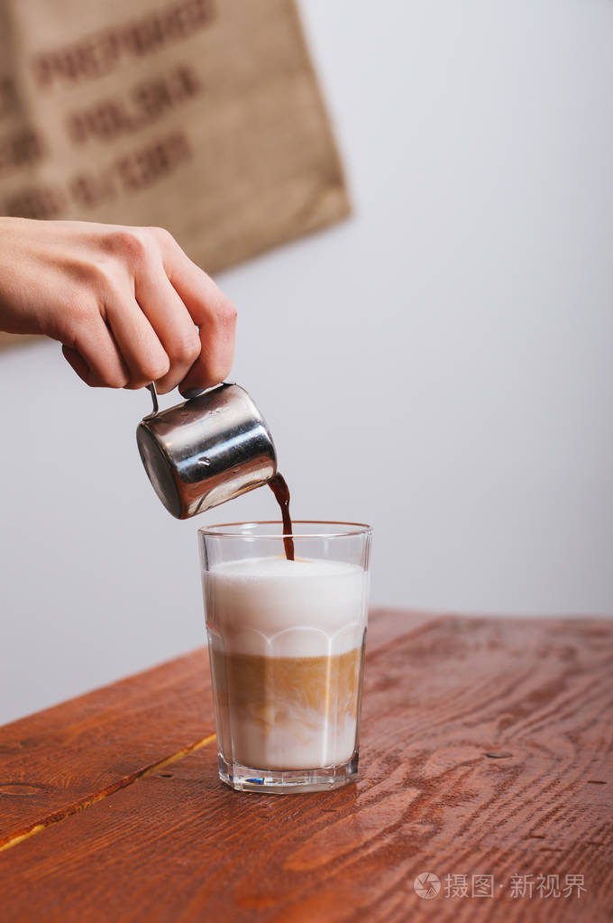 用牛奶准备咖啡