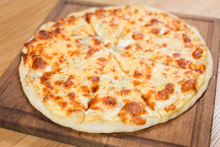 美味的比萨香肠奶酪