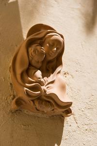 圣母玛利亚和她的孩子的小雕像