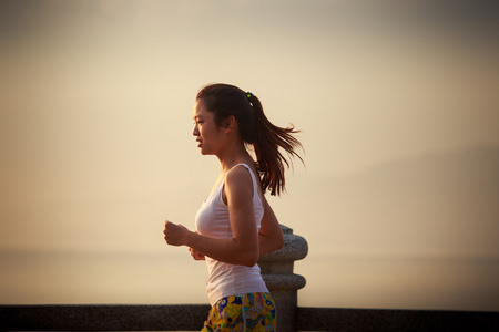 亚洲女孩跑在日出