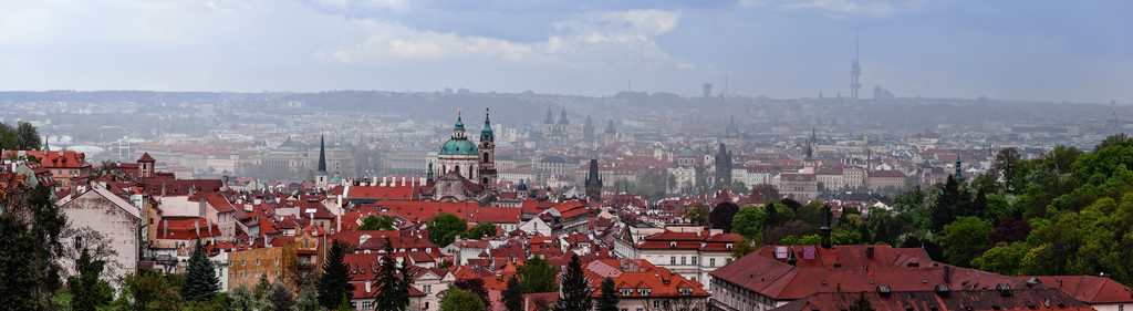 屋顶的布拉格，旧城的塔