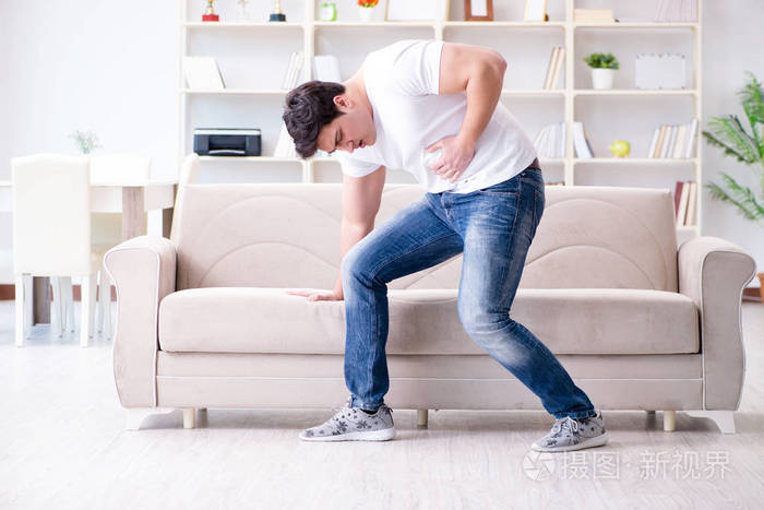 男子患有胃不舒服,呕吐