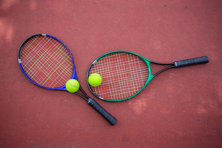 网球拍和球在网球场上