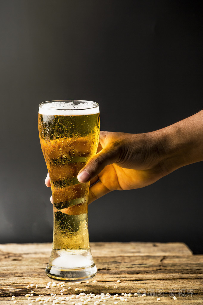 在深色背景上一杯啤酒照片-正版商用图片0c6kk3-摄图新视界
