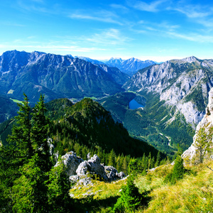 阳光灿烂的日子，在山上。岩石与湖山风景