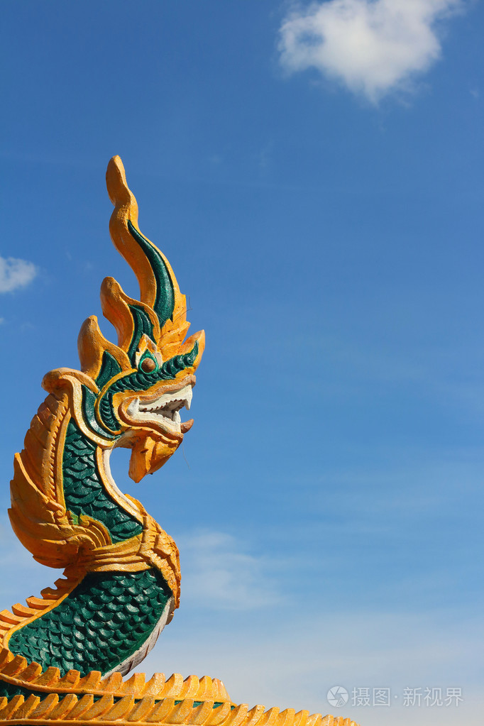 蓝蓝的天空背景上的龙