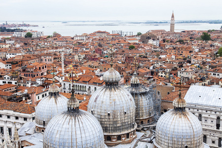 威尼斯，意大利2015 年 4 月 30 日。在顶视图从 san marco kampanilla 圣马克大教堂的圆顶上