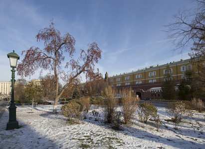 在美丽的亚历山大花园地标附近的古代克里姆林宫 冬季，莫斯科，俄罗斯