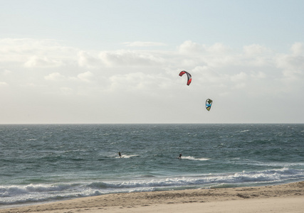 在珀斯印度洋的海滩上，两个人在玩风筝