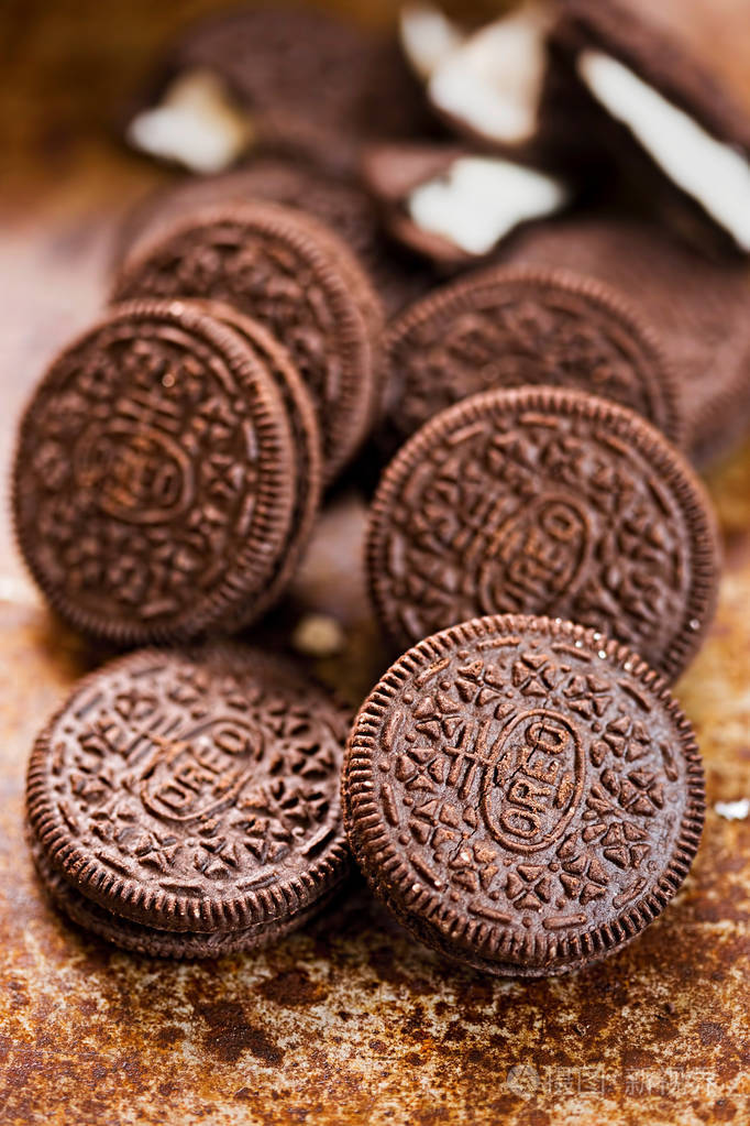 奥利奥饼干上棕色背景照片-正版商用图片0c6p4e-摄图新视界