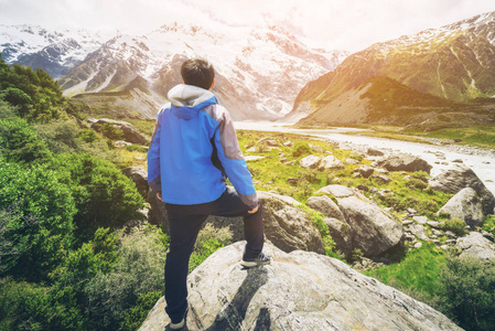 男人在山脉景观旅游