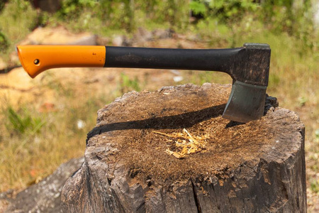 斧头在树桩。斧头准备切割木材。木工工具。伐木工斧子砍伐木材的木头。旅行，冒险，野营装备，户外活动项目