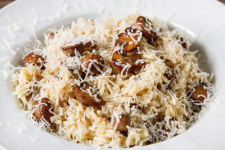 蘑菇烩饭配干酪。意大利食品。简单的背