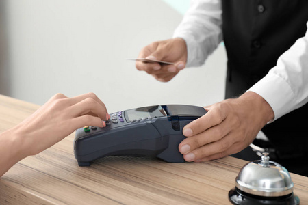 客户在接待处支付酒店房间费用照片