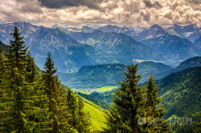 在 allgaeu 山风景