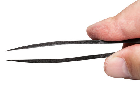 顶视图的男性手指拿着塑料镊子照片