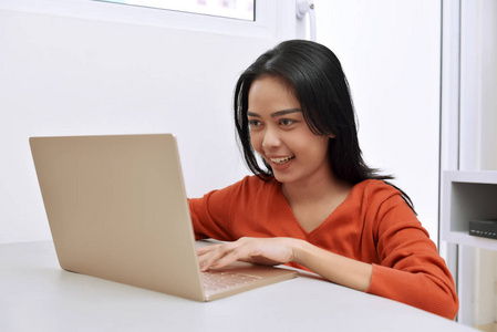 亚洲女性使用的便携式计算机