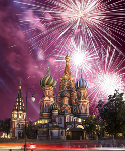 圣瓦西里大教堂 寺的罗勒福，红场，莫斯科，俄罗斯上空的烟花