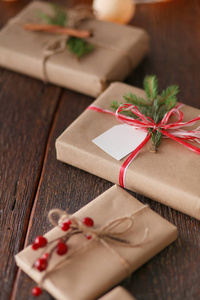 圣诞礼品盒和枞树枝木制的桌子上