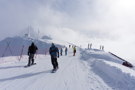 滑雪者和挡雪板走下山坡