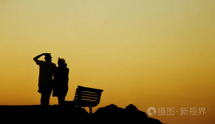 爱情故事.男人和一个女人在海滩上.美丽的夫妇,在阳光下