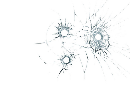 子弹孔窗口在玻璃中的三个弹孔紧靠白色背景照片