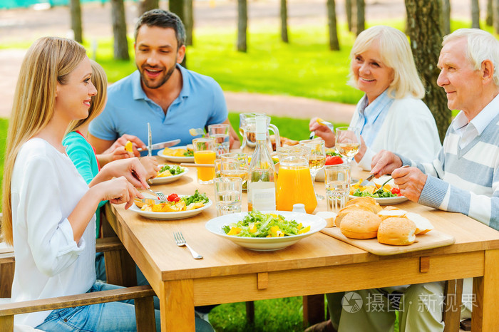家庭沟通和享受用餐