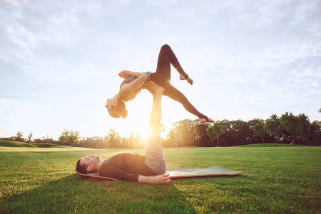 人们练习 acro 瑜伽户外健康的生活方式