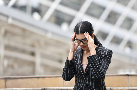 强调亚洲商界女强人头痛