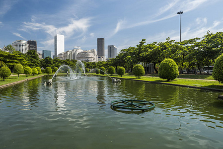 池在巴黎广场上的喷泉