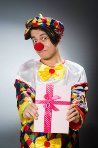 滑稽的小丑穿着滑稽的概念