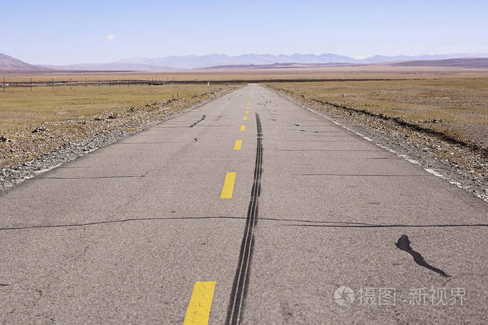 公路沿线山地景观