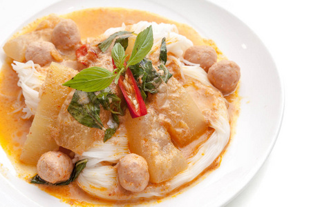 泰式猪肉丸和咖喱蔬菜配米粉
