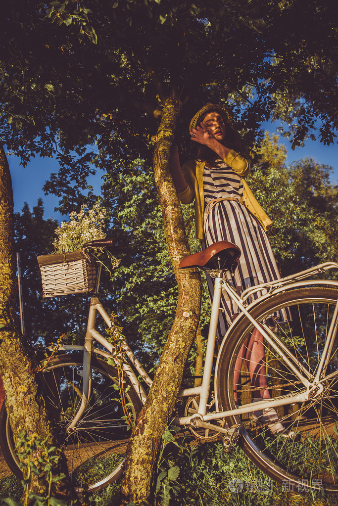 复古时髦的自行车骑自行车的女孩