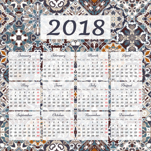 墙上的日历，为 12 个月 2018