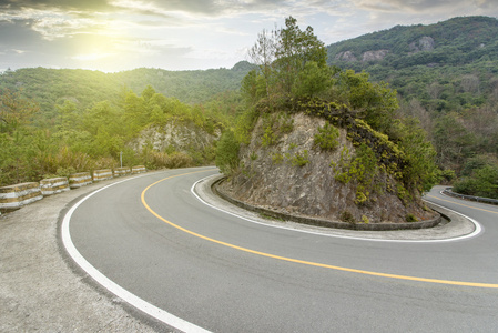 蜿蜒的道路背景中国