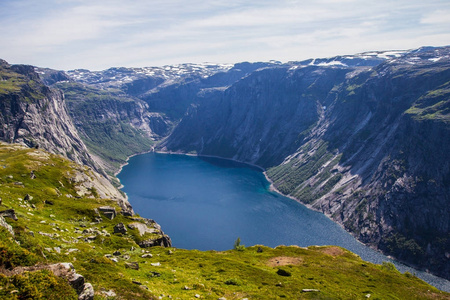 Trolltunga 的夏季之旅, 巨魔的舌头, 在 Odda Ringedalsvatnet 湖, 挪威