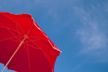 红海滩伞和蓝天