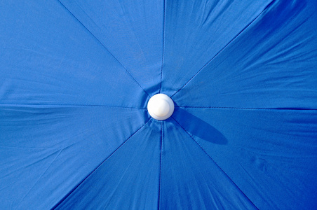 打开蓝色沙滩伞的概述