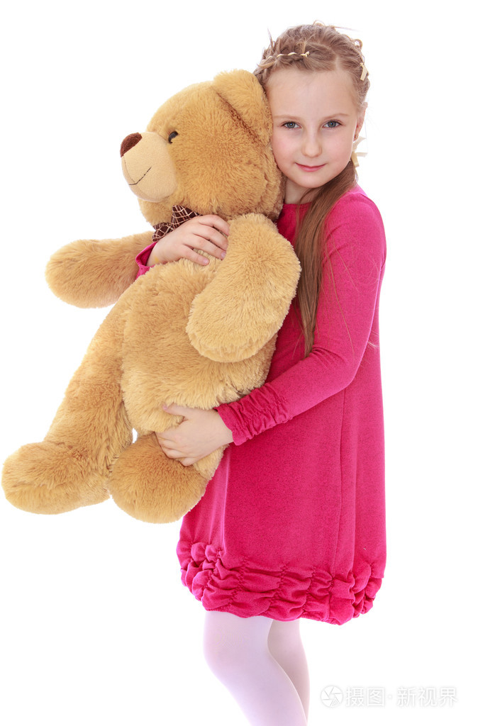 优雅的小女孩抱着很大的熊
