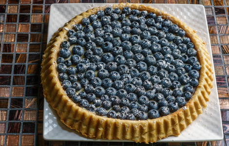 甜点浆果与新鲜浆果和酥皮奶油蛋糕蓝莓馅饼