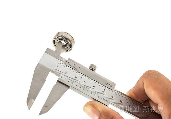 白底游标卡尺测量轴承