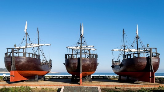 船尾扬帆的视图照片